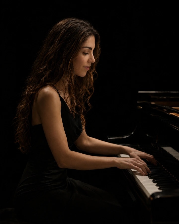 Nieves tocando el piano